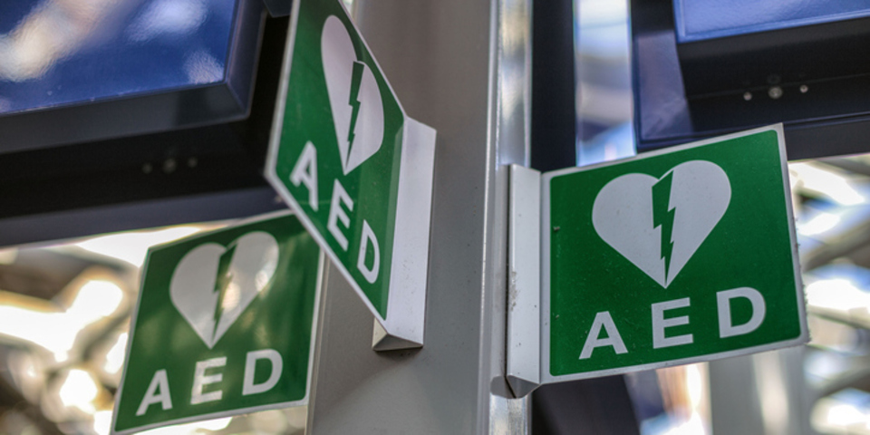 Bordje dat signaleert dat er een AED-toestel hangt