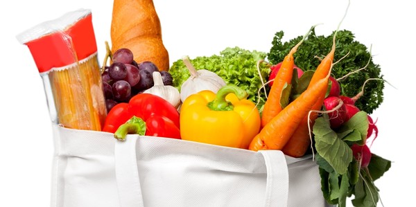 Een boodschappentas met onder meer vers fruit en groenten.