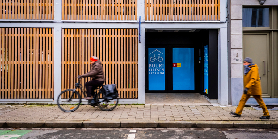 Fietser aan een buurtfietsenstalling Fietser aan een buurtfietsenstalling