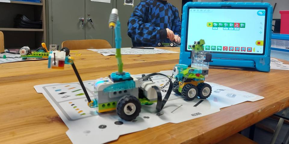 Een legorobot in het legomakerlab in Bib Vrede.