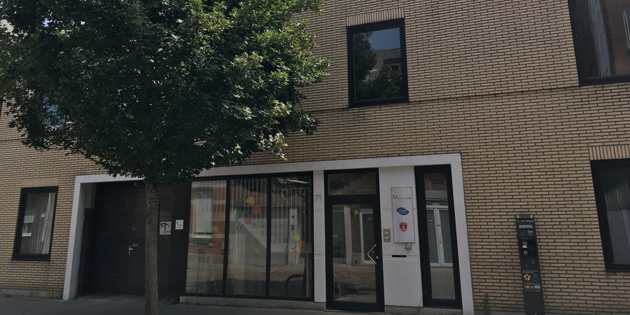 De voorgevel van het Huis van het Kind Merksem. De voorgevel van het Huis van het Kind Merksem.