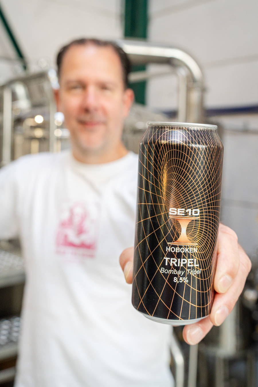 Sven toont een blikje bier