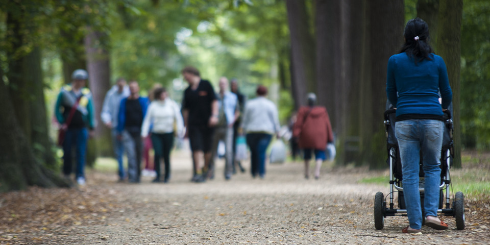 Wandelaars in park Sorghvliedt