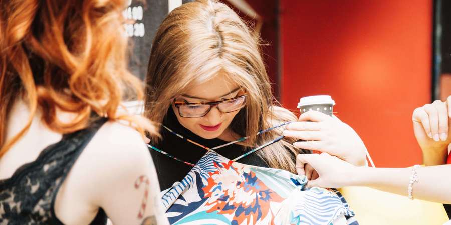 Jongere probeert nieuw zelfgemaakt kledingstuk. Jongere probeert nieuw zelfgemaakt kledingstuk.