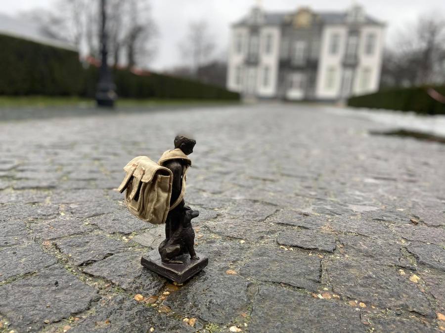 Het beeldje van Nello en Patrasche voor kasteel Sorghvliedt Het beeldje van Nello en Patrasche voor kasteel Sorghvliedt