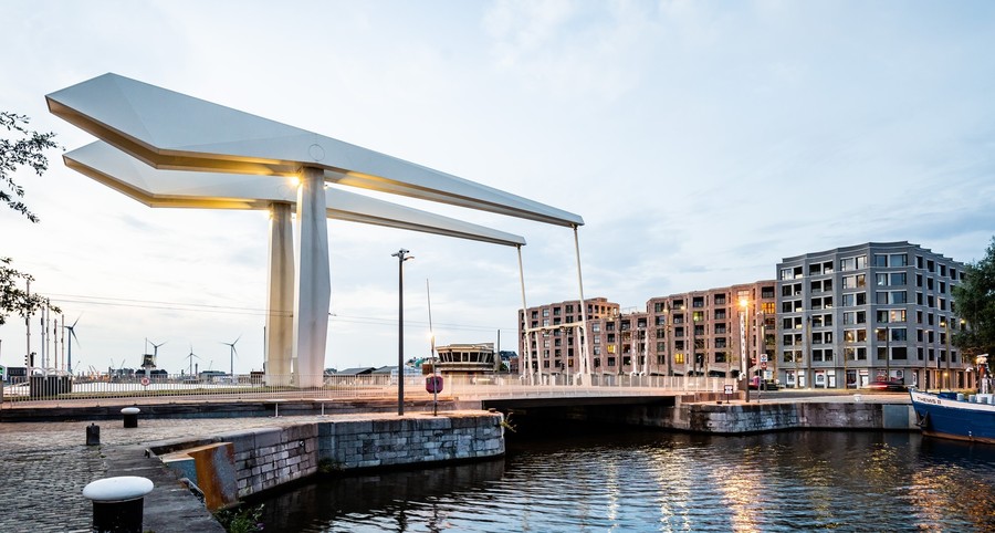 foto van de Londenbrug in gesloten toestand