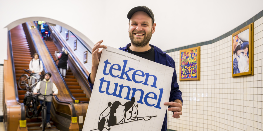 Man toont affiche in voetgangerstunnel Man toont affiche in voetgangerstunnel