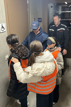 Kinderen oefenen blindlopen in de gang Kinderen oefenen blindlopen in de gang