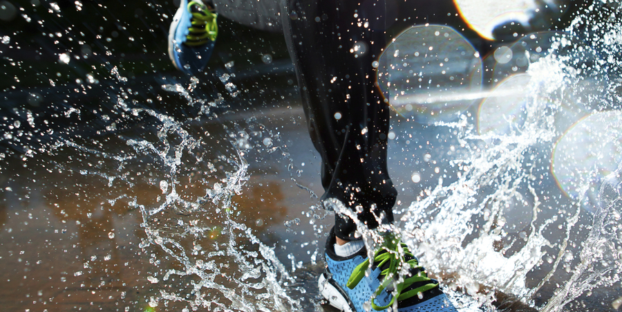 persoon loopt door het water persoon loopt door het water