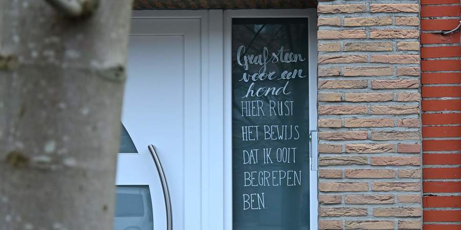 Een weesgedicht aangebracht op een Wilrijks gevelraam. Een weesgedicht aangebracht op een Wilrijks gevelraam.
