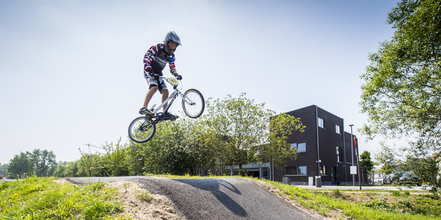 Fietsers in actie op het openbare, permanente pumptrack in het Regatta urban sports park. Fietsers in actie op het openbare, permanente pumptrack in het Regatta urban sports park.