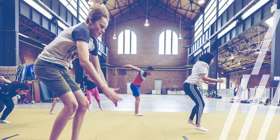 Jongeren tijdens een circusactiviteit in SPRK