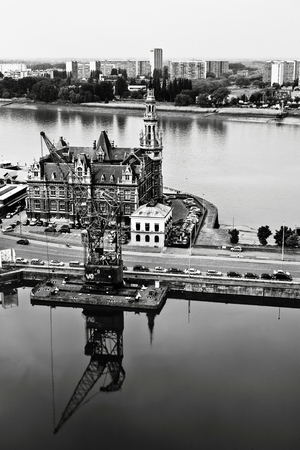 Een zwart-witfoto van het Loodswezengebouw op het Eilandje, waar het monument-memoriaal wordt gerealiseerd. Een zwart-witfoto van het Loodswezengebouw op het Eilandje, waar het monument-memoriaal wordt gerealiseerd.