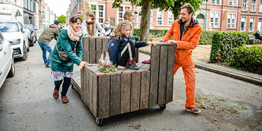 Foto van bewoners en een parklet, een project van Wijklabo 1: Moorkenswijk