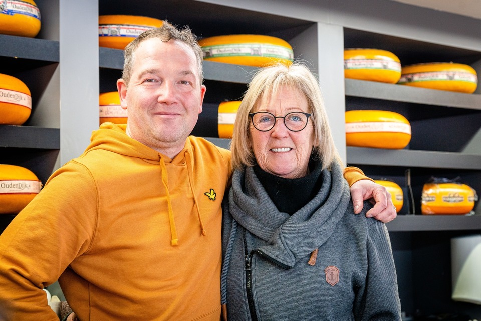 Ive en zijn mama in met kaasbollen op de achtergrond