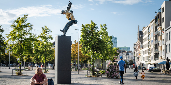 Kunstwerk "Pepto Bismo" uit 2003 van kunstenaar Panamerenko op het Sint-Jansplein. Augustus 2025