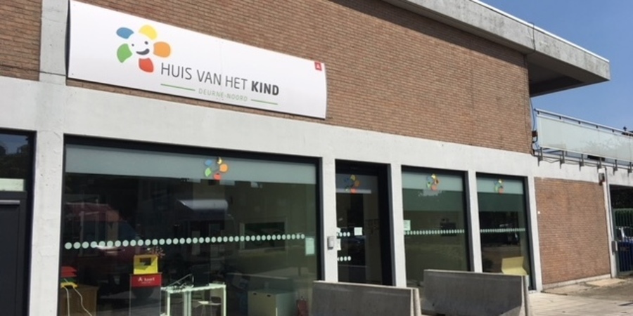 De voorgevel van het Huis van het Kind Deurne-Noord. De voorgevel van het Huis van het Kind Deurne-Noord.