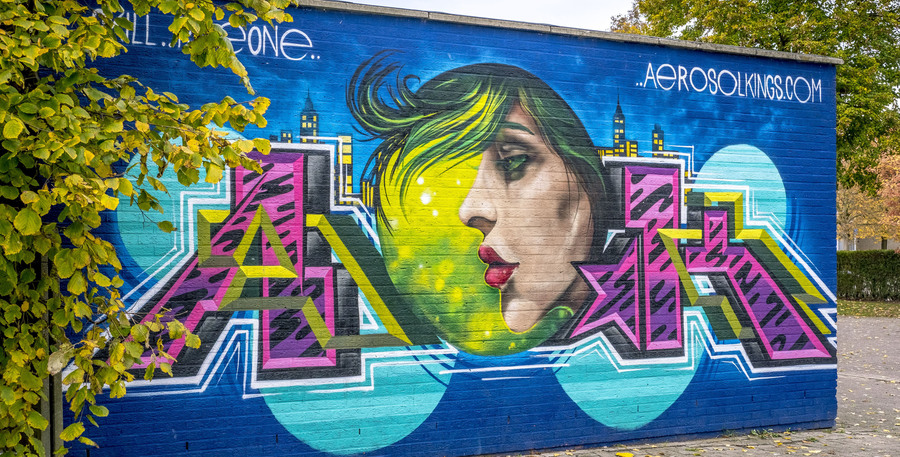 Graffitiwerk op de zijgevel van een garage