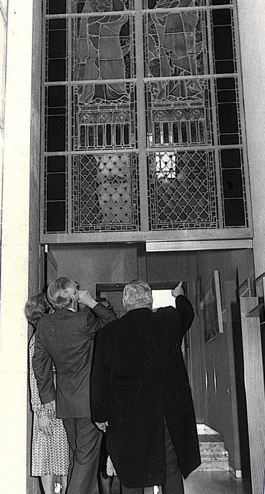 Burgemeester Dequeecker toont de glasramen