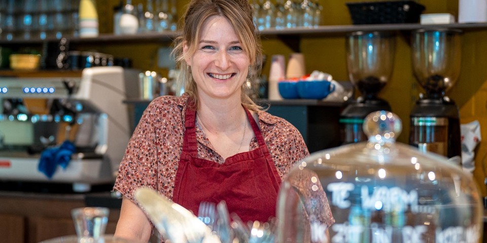 Eva achter haar toog