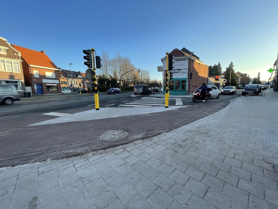 Het vernieuwde kruispunt met de Kapelsesteenweg met aparte 'afslag' voor fietsers voor het verkeerslicht.