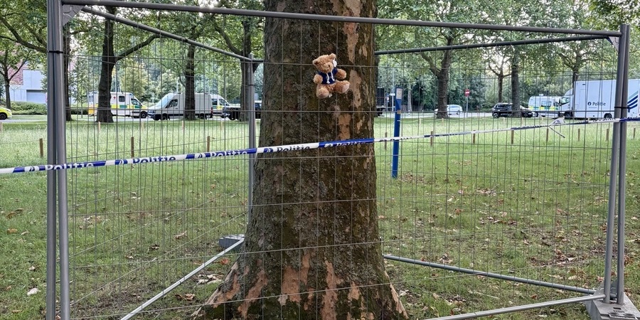Een beertje hangt aan een werfhek ter nagedachtenis aan de slachtoffers van de brand op Linkeroever. Een beertje hangt aan een werfhek ter nagedachtenis aan de slachtoffers van de brand op Linkeroever.
