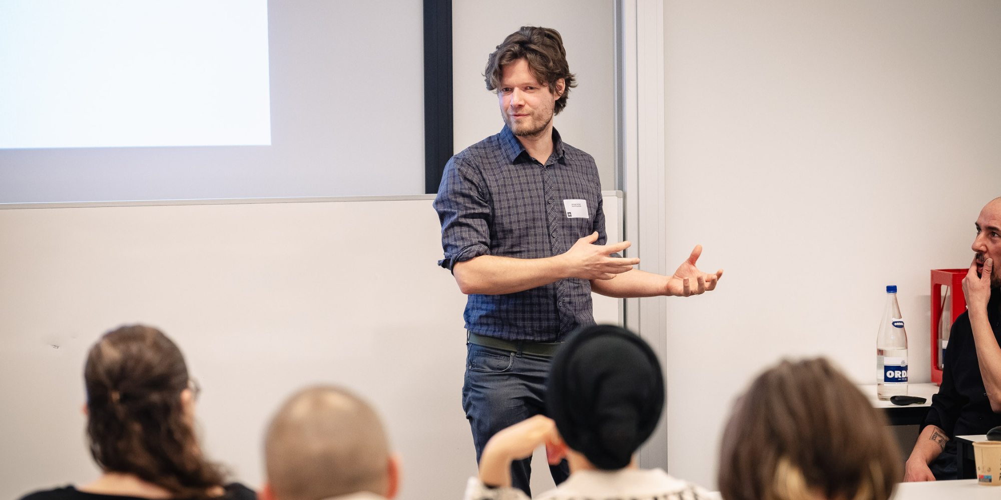 Een man spreekt voor een publiek