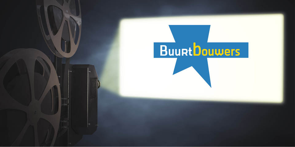 een filmprojector schijn het logo van 'Buurtbouwers' op een scherm.