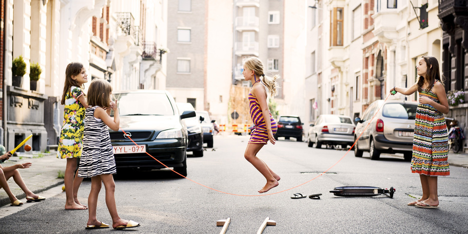 kinderen spelen op straat