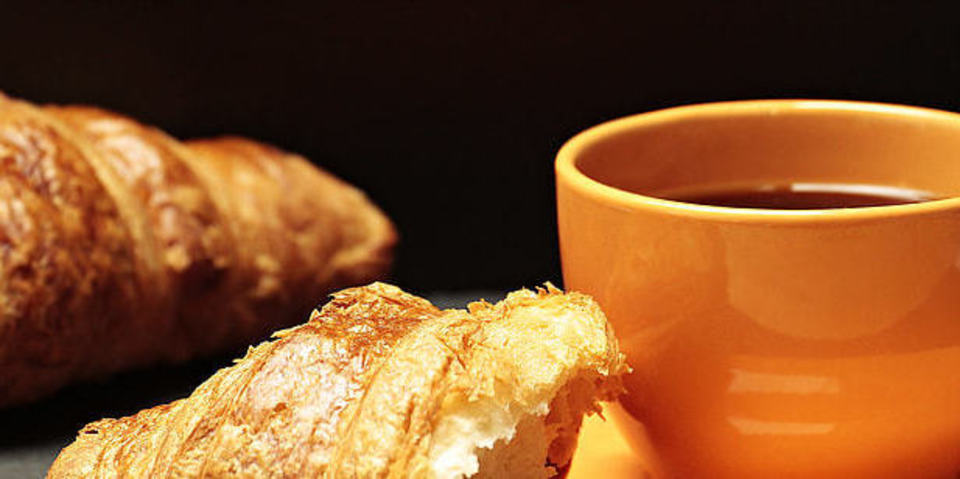 Tas koffie en croissants Tas koffie en croissants