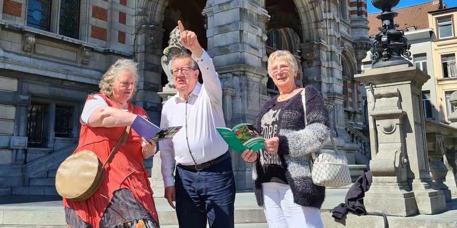 foto van Borgerhoutse senioren die de wandelzoektocht met een brochure uitproberen aan het Moorkensplein foto van Borgerhoutse senioren die de wandelzoektocht met een brochure uitproberen aan het Moorkensplein