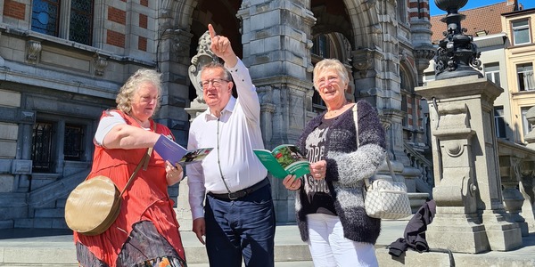 foto van Borgerhoutse senioren die de wandelzoektocht met een brochure uitproberen aan het Moorkensplein