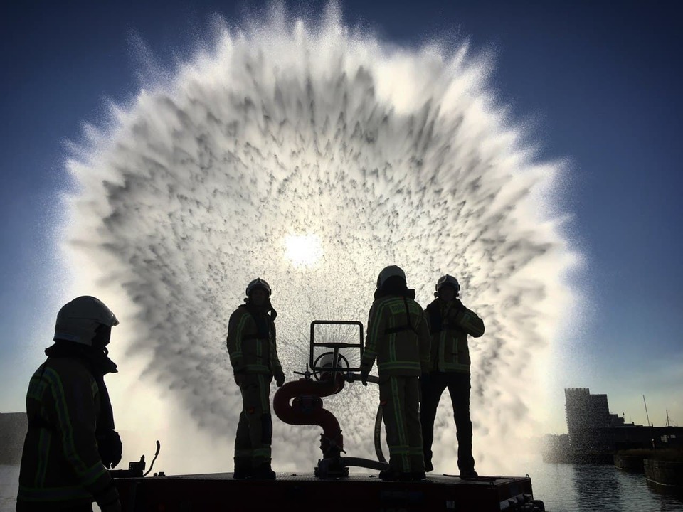 brandweermannen voor water