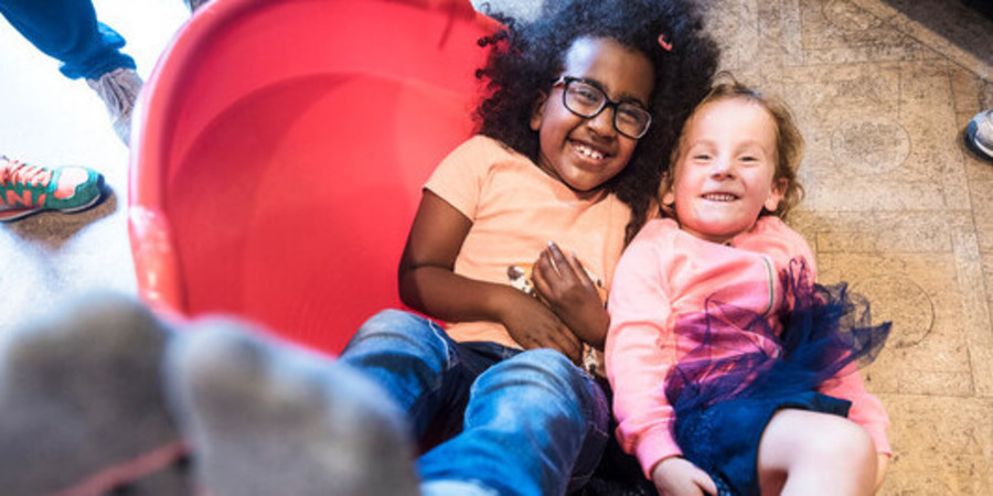spelende kinderen spelende kinderen