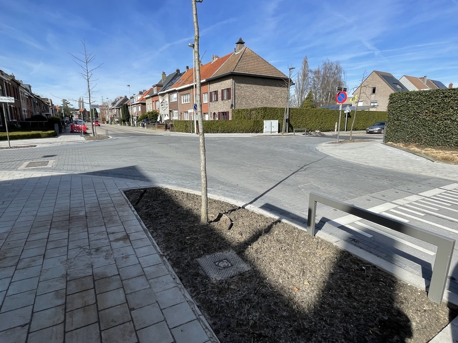 Zicht op het vernieuwde kruispunt J. van Haesendonckstraat.