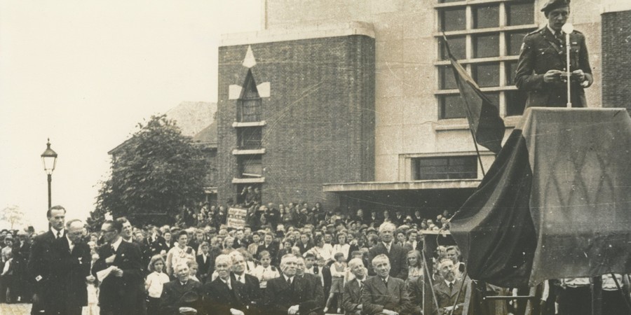 Een herdenkingsplechtigheid in 1945 op het Kolonel Slaterplein in Wilrijk