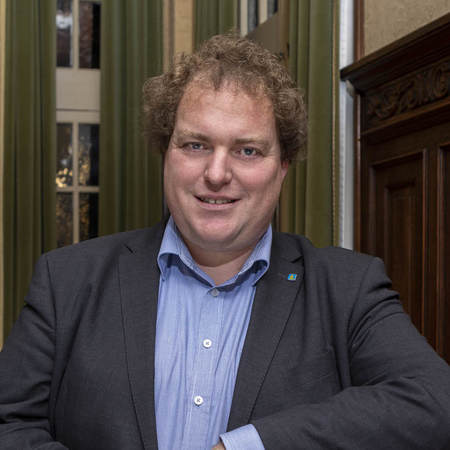 Portret van Wilrijks districtsschepen Hans Ides. Portret van Wilrijks districtsschepen Hans Ides.