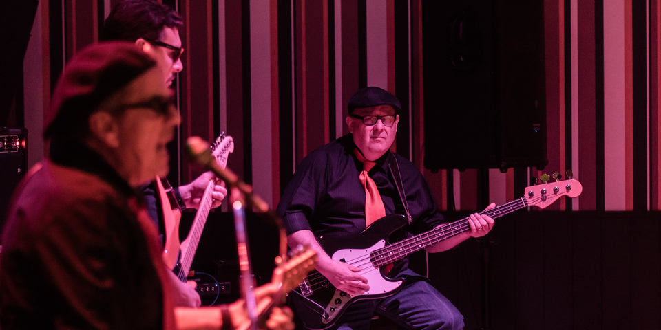 Rockoptreden met drie gitaristen