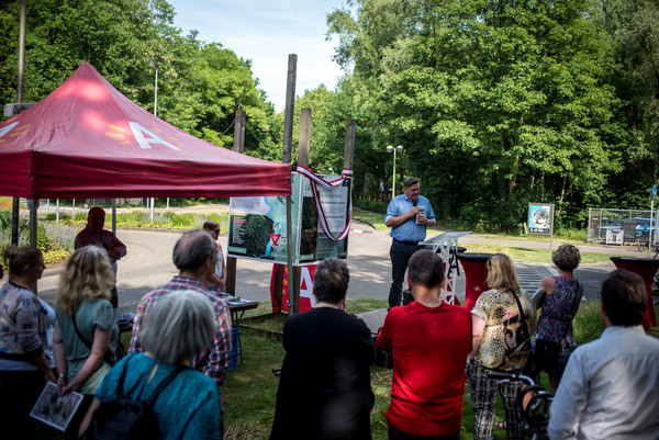 Op vrijdag 2 juni verzamelden een groep wandelaars aan de infototem van landschap Zuidelijke Kamers in Hoboken, voor een speech door schepen Rob Van de Velde en de begeleide wandeling met gidsen van de stad en Natuurpunt. Op vrijdag 2 juni verzamelden een groep wandelaars aan de infototem van landschap Zuidelijke Kamers in Hoboken, voor een speech door schepen Rob Van de Velde en de begeleide wandeling met gidsen van de stad en Natuurpunt.