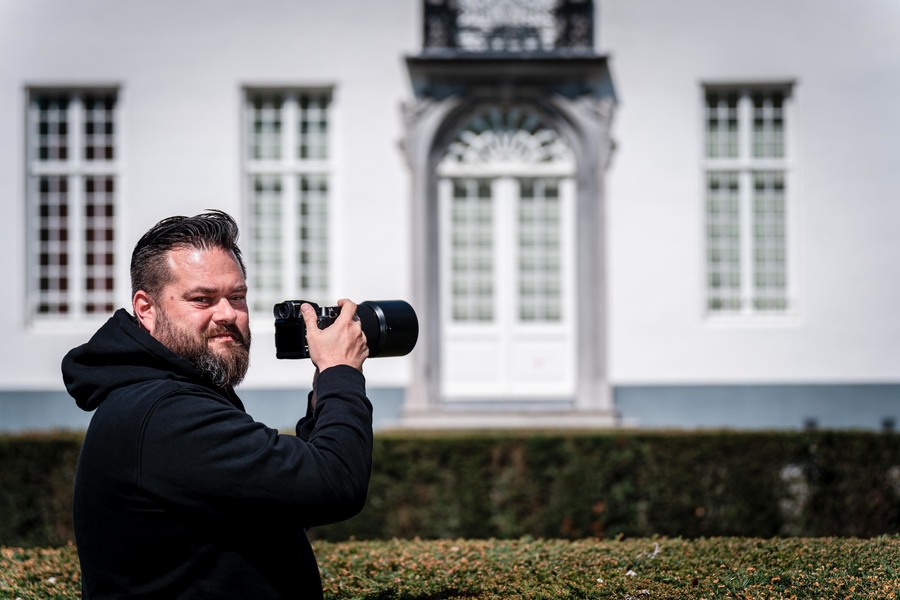 Frank Lambrechts poseert met zijn camera
