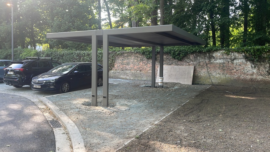 De nieuwe overdekte fietsenstalling met groendak