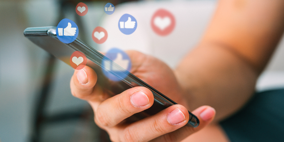 Een hand met een smartphone