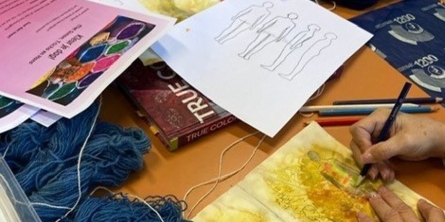 Hand  kleurt tekening in