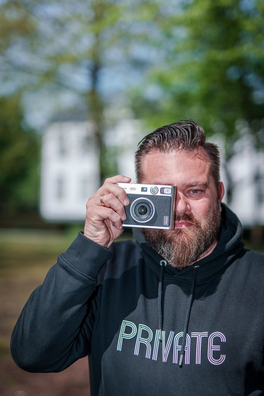 Frank Lambrechts kijkt door de lens van zijn fototoestel