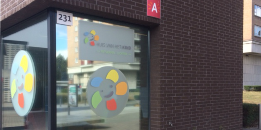De gevel van het Huis van het Kind Antwerpen-Luchtbal.