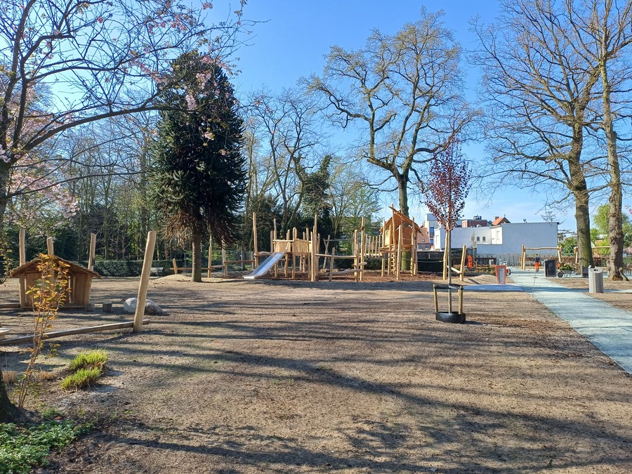 Speeltoestel met glijbaan