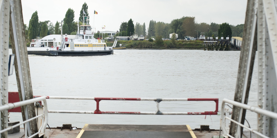 Zicht op de veerboot aan de Schelde