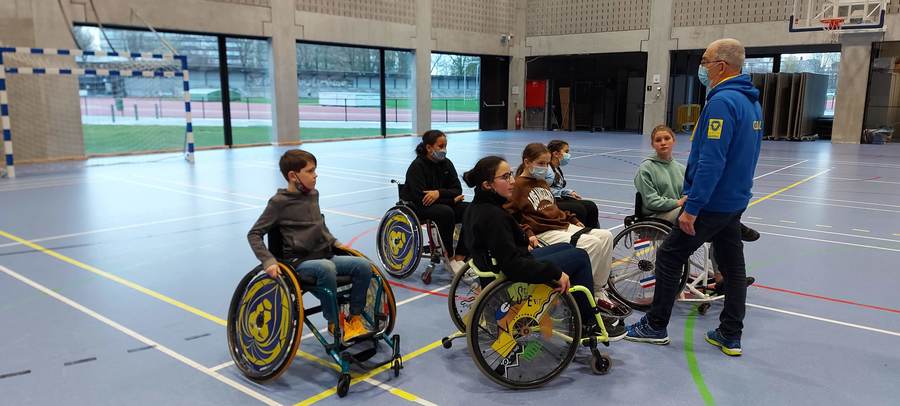 Het Junior Team leert rolstoelhandballen onder begeleiding van Merksem Handal