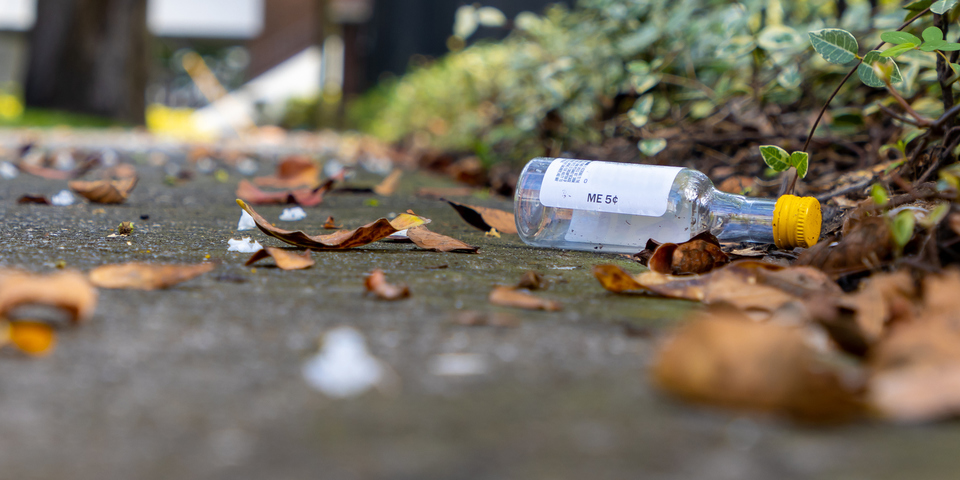 Lege fles op straat