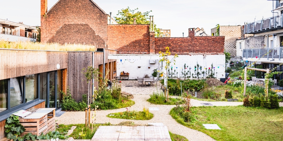Groene binnentuin met plaats voor water. Groene binnentuin met plaats voor water.